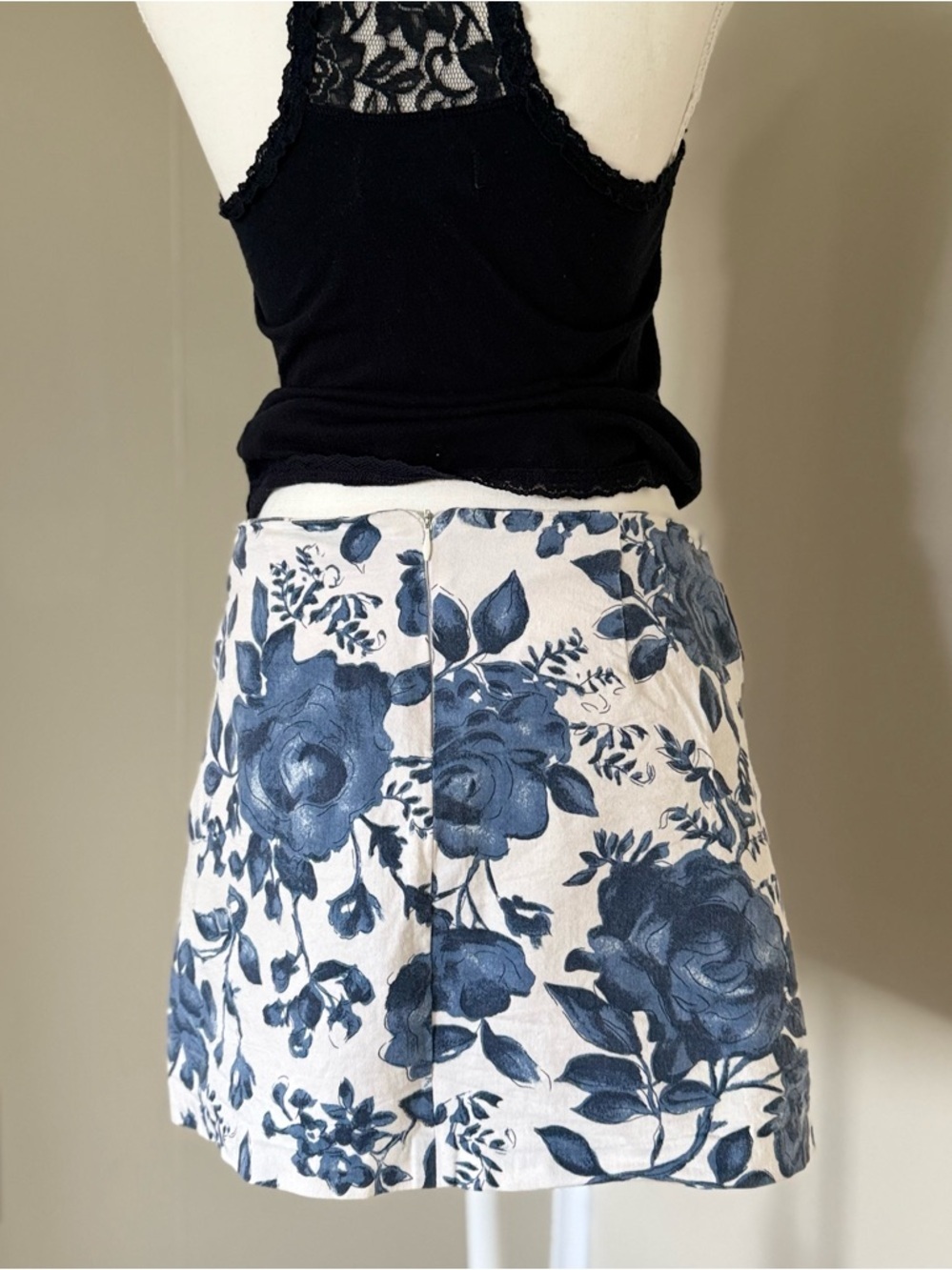 Vintage Y2K Mini Skirt Floral Belted Mini Skirt Navy Belt Silver Accent Slit - Picture 4 of 11